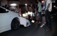 รถจักรยานยนต์หนีสายตรวจพุ่งชนรถยนต์