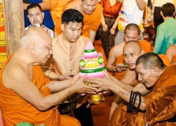 พุทธศาสนิกชนล้นลาน “พญานิลกาฬเทพสถิติ” ชื่นชมบารมี “หลวงปู่ศิลา” ร่วมพิธีปลุกเสกน้ำมนต์จินดามณี สืบชะตาแบบล้านนา