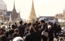 ประชาชนเข้าคิวรอถวายสักการะพระบรมศพ