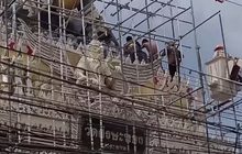 เตือนภัย ! ช่างซ่อมซุ้มประตูวัดศรีษะทองถูกไฟช็อต