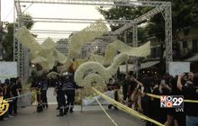 ประชาชนจำนวนมากเข้าชมซุ้มดอกไม้ของพ่อ