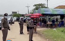 ตำรวจปรามแม่ค้าลอตเตอรี ห้ามรวมตัวหวั่นโควิด-19