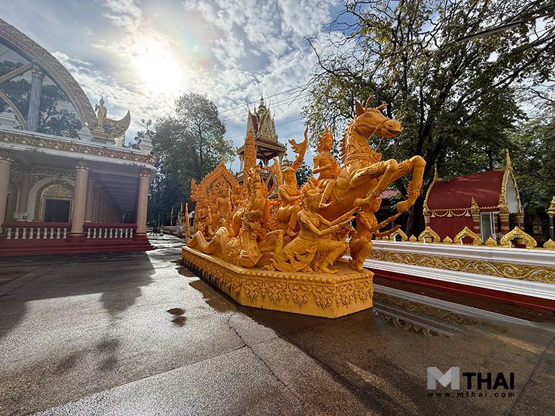 รูปปั้นลอยตัวก่ออิฐถือปูนขบวนต้นเทียนพรรษาของวัดพระธาตุหนองบัว ตั้งอยู่ด้านหน้าทั้งสองข้างของอุโบสถศาลา วัดพระธาตุหนองบัว