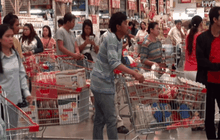 ประชาชนจับจ่ายคึกคักรับนโยบายลดหย่อนภาษี