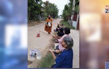 ช่วงโควิด-19 ระบาด ญาติโยมใส่บาตร แบบเว้นระยะห่าง