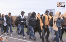 ผู้อพยพเดินทางถึงศูนย์รับรองในโครเอเชีย