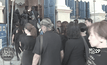 พสกนิกรร่วมสักการะพระบรมศพต่อเนื่อง