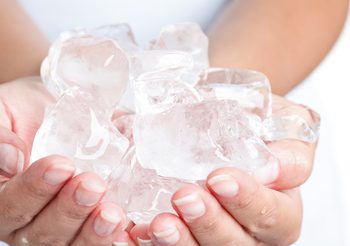 5 วิธีรับมือความเครียด โรควิตกกังวล ด้วยน้ำแข็งก้อน