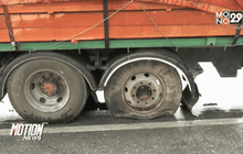 รถพ่วงล้อหลุดกระเด็นพุ่งชนรถยนต์เสียหาย