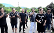 ชาวระนอง รวมตัวขับไล่ ผอ.โรงเรียน ใส่ชุดแดงรับตำแหน่ง