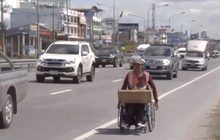 ชื่นชมหนุ่มพิการ ไสล้อวีลแชร์เร่ขายลอตเตอรี่ ไกล 40 กม. หาเงินส่งให้แม่