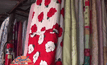 ตลาดชายแดนช่องจอมคึกคัก ผ้าห่มมือสองราคาถูก