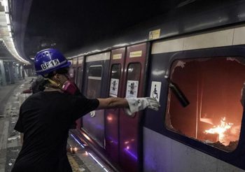 จนท. รถไฟใต้ดินฮ่องกงเผย ‘สถานีเสียหายหนัก’ งานซ่อมเทียบได้กับสร้างใหม่ (ภาพชุด)