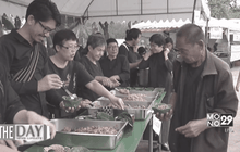 จิตอาสาใช้วัสดุธรรมชาติบรรจุอาหารแทนกล่องโฟม