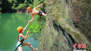 รักขาลุย! คู่รักเอ็กซ์สตรีม ปีนผา ขอแต่งงาน ในอุทยานแห่งชาติ จางเจียเจี้ย