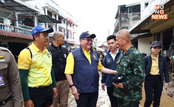 กห.พร้อมระดมสรรพกำลัง – ยุทโธปกรณ์สนับสนุน ศปช. สน. ลงพื้น ที่จ.เชียงราย เร่งเข้าฟื้นฟู กำจัดดินโคลน ฉีดล้างทำความสะอาด เร่งคลี่คลายให้สถานการณ์ให้กลับมาเป็นปกติโดยเร็ว