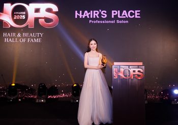 สุดปัง! “คุณฟ้า พัชญ์ธมน” CEO แบรนด์ “Hair’s Place” ขึ้นรับรางวัลในงาน “HOFS AWARDS 2025” ณ ประเทศสิงคโปร์