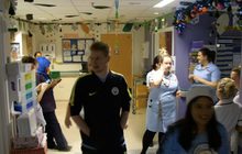 แข้งเรือใบสีฟ้ามอบของขวัญให้เด็กที่โรงพยาบาล