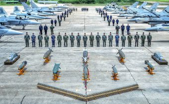 พร้อมส่งด่วน! “ผบ.ทอ.” เช็คความพร้อม ”ศูนย์สงครามทางอากาศ” กองบิน 1 โคราช เปิดภาพฝูงบิน เอฟ-16 คลังจรวดเต็มอัตรา เฝ้าระวังน่านฟ้าฝั่งตะวันออก