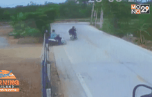 2 โจรลักรถจักรยานยนต์ต่อหน้าเจ้าของ