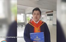 ชื่นชมบัณฑิตพิการทางสายตาใช้เวลา 14 ปี คว้าปริญญาสำเร็จ