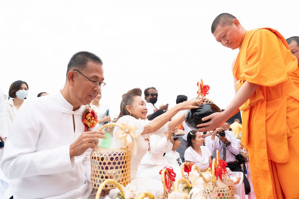 พ่อเมืองแจัดตักบาตรพระหมื่น ทำบุญเมือง 557 ปี