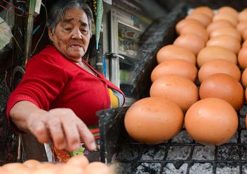 เพราะไม่อยากเป็นภาระ​ลูกหลาน​ “ยาย 84 ปี” ยังคงมุ่งมั่นขายไข่ปิ้ง