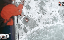 ช่วยชีวิตคนถูกคลื่นซัดออกนอกชายฝั่งอังกฤษ