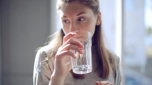 10 สัญญาณเตือน ว่าคุณยัง ดื่มน้ำ ไม่เพียงพอต่อความต้องการของร่างกาย