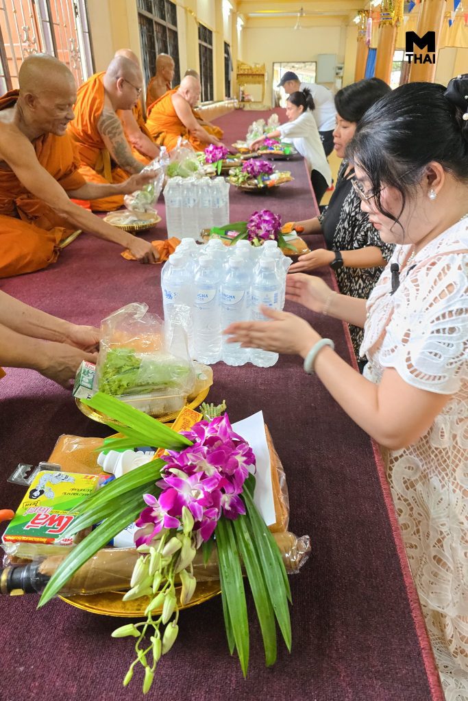 ถวายภัตตาหาร