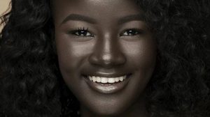 จาก สาวผิวสีชาร์โคล ถูกเพื่อนแกล้ง สู่วงการนางแบบที่มีคนฟอลโล่กว่า 2 แสนคน