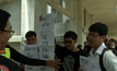 กลุ่มเยาวชนบุกป่วน “มีชัย” ขณะปาฐกถาพิเศษ