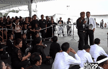 ประชาชนหลั่งไหลเข้าสักการะพระบรมศพ ตั้งแต่เช้ามืด