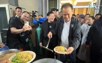 “นายกฯ” โชว์ฝีมือผัดมาม่า แจกปชช. ศูนย์พักพิงน้ำท่วมหาดใหญ่ ลั่น เดี๋ยวเร่งอนุมัติเงินเยียวยา