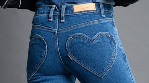 เลิฟ ดิฟเฟอเรนต์ คอลเลกชั่นล่าสุดจาก บีเจ ยีนส์ ลูกผสมระหว่างความเท่แบบร็อก และ ความสนุกแบบสตรีทแวร์