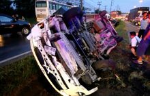 รถกระบะพุ่งชนรถพยาบาลเจ็บ 4 คน