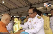 นายกฯ ทำบุญตักบาตรเนื่องในวันคล้ายวันสวรรคต ร.9