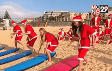 ซานตาคลอสเล่นกระดานโต้คลื่นในออสเตรเลีย