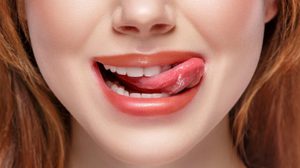 5 วิธีแก้ปัญหา ปากแห้ง ลอกเป็นขุย ให้กลับมาเนียนสวย ดูอวบอิ่ม