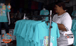 ประชาชนแห่ซื้อเสื้อสีฟ้าคึกคัก