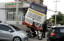 รถบัสรับส่งพนักงานเบรคแตกชนร้านสะดวกซื้อ
