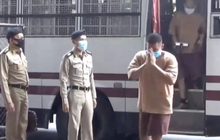 คุมตัว ผอ.กอล์ฟ ขึ้นศาลนัดแรก เจ้าตัวยกมือไหว้ตลอดทาง