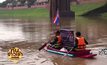 สองหนุ่มพายเรือไฟเบอร์ มุ่งหน้า สักการะพระบรมศพ 