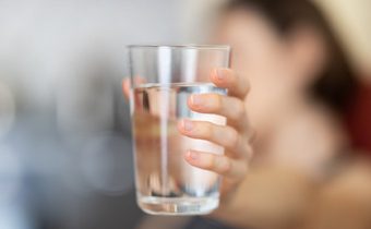 วิธีรับมือปัญหา ผิวขาดน้ำ ที่หลายคนยังเข้าใจผิดว่า แค่ดื่มน้ำเยอะๆ ก็ช่วยได้แล้ว