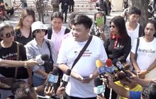 กลุ่มนักศึกษาบุกกองทัพบกแขวนป้ายผ้ารำลึก 14 ตุลา 16