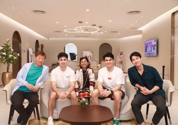 “ไบร์ท-อองตวน” จูงมือคุณแม่ศัลยกรรมย้อนวัย “ไม่ต้องดึง ก็ตึงได้”!! กับ รพ.ธีรพร