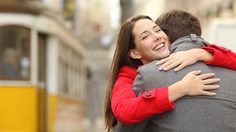 ไขความลับ ภาษากาย จาก 11 ท่ากอด แค่เขากอด ก็บอกความในใจได้นะ!!!