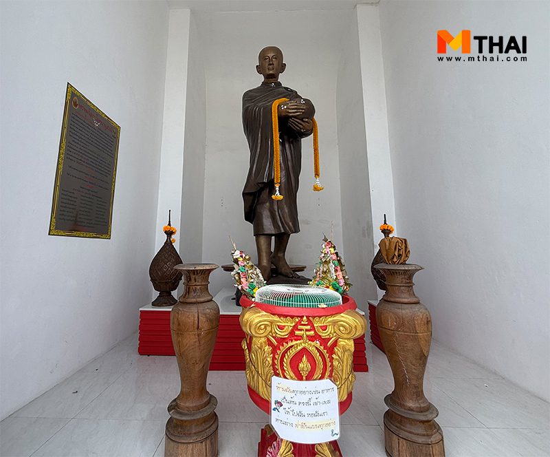 พระบรมรูปสมเด็จพระเจ้าตากสินมหาราชปางทรงผนวช