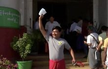 ชาวพม่าแห่รอคิวแลกธนบัตรโฉมใหม่