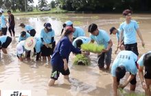 พาน้อง “ดำนา” รับน้องใหม่สร้างสรรค์